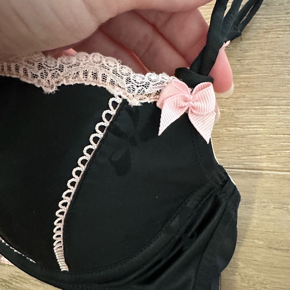Vintage Victoria's Secret "Sexy Little Things" Clamshell Underwire Bra - Picture 4 of 7